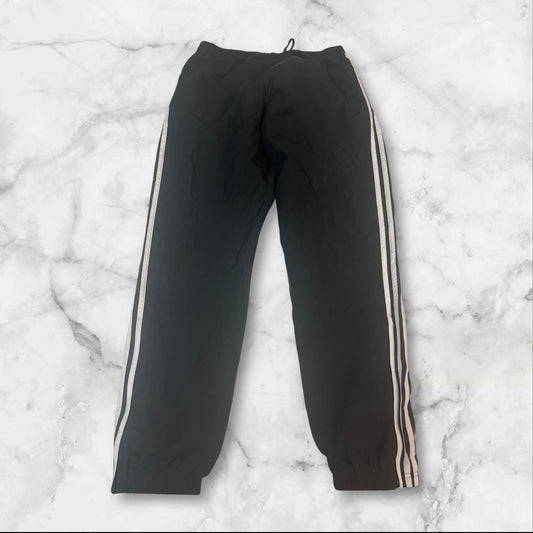 Entdecke unsere Vintage Track Pants von Nike und anderen Marken, erhältlich bei Valuxery.de - Dein Shop für trendige Vintage - Kleidung. Unsere Track Pants sind aus hochwertigen Materialien und