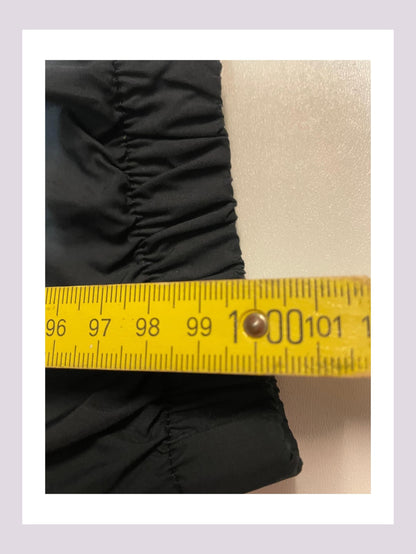 Entdecke unsere Vintage Track Pants von Nike und anderen Marken, erhältlich bei Valuxery.de - Dein Shop für trendige Vintage - Kleidung. Unsere Track Pants sind aus hochwertigen Materialien und