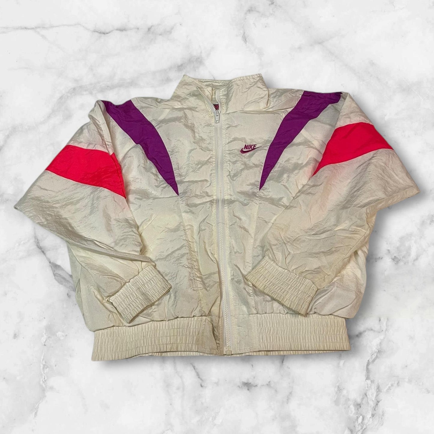 Entdecke unsere Vintage Track Pants von Nike und anderen Marken, erhältlich bei Valuxery.de - Dein Shop für trendige Vintage - Kleidung. Unsere Track Pants sind aus hochwertigen Materialien und