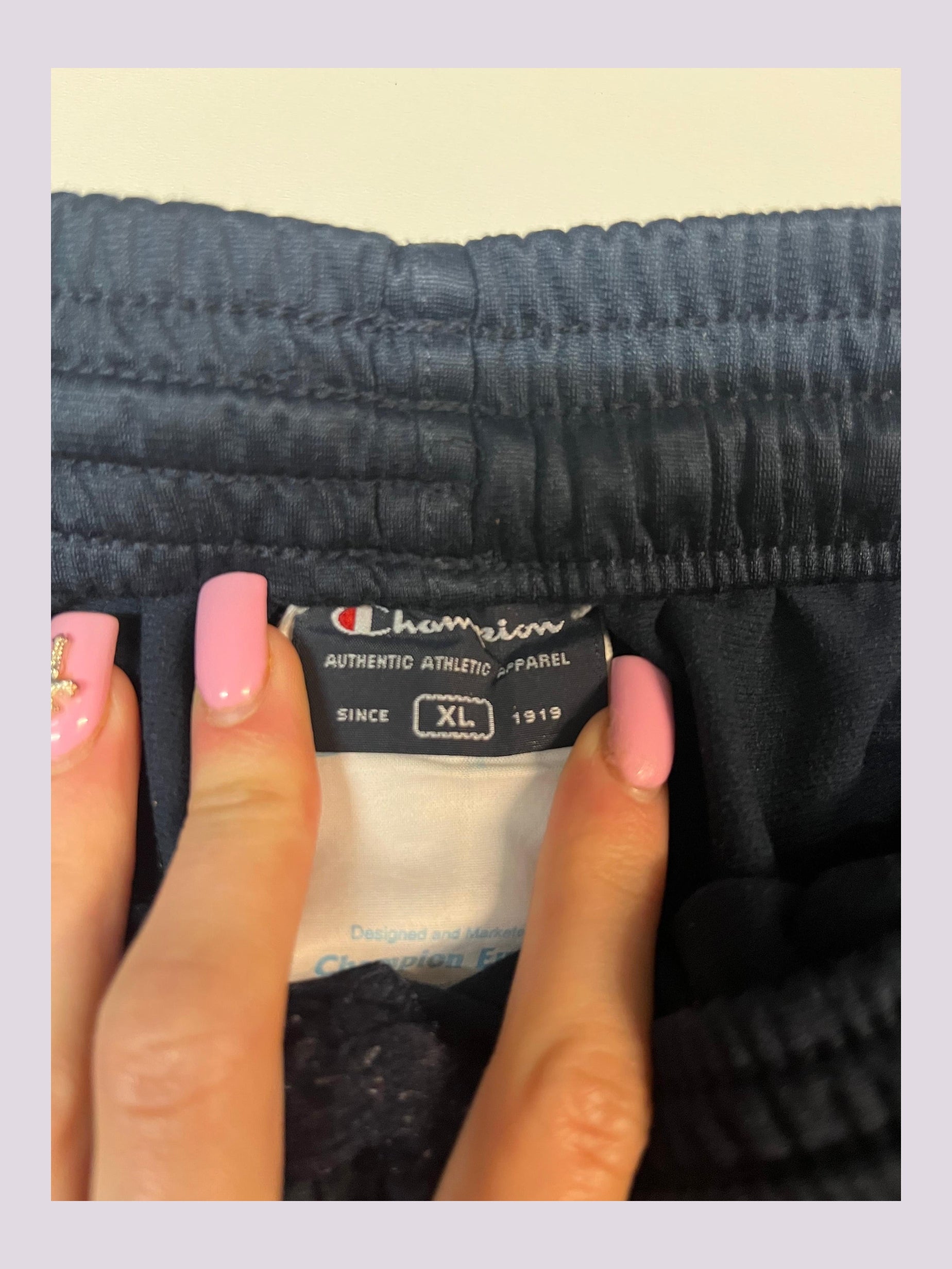 Entdecke unsere Vintage Track Pants von Nike und anderen Marken, erhältlich bei Valuxery.de - Dein Shop für trendige Vintage - Kleidung. Unsere Track Pants sind aus hochwertigen Materialien und