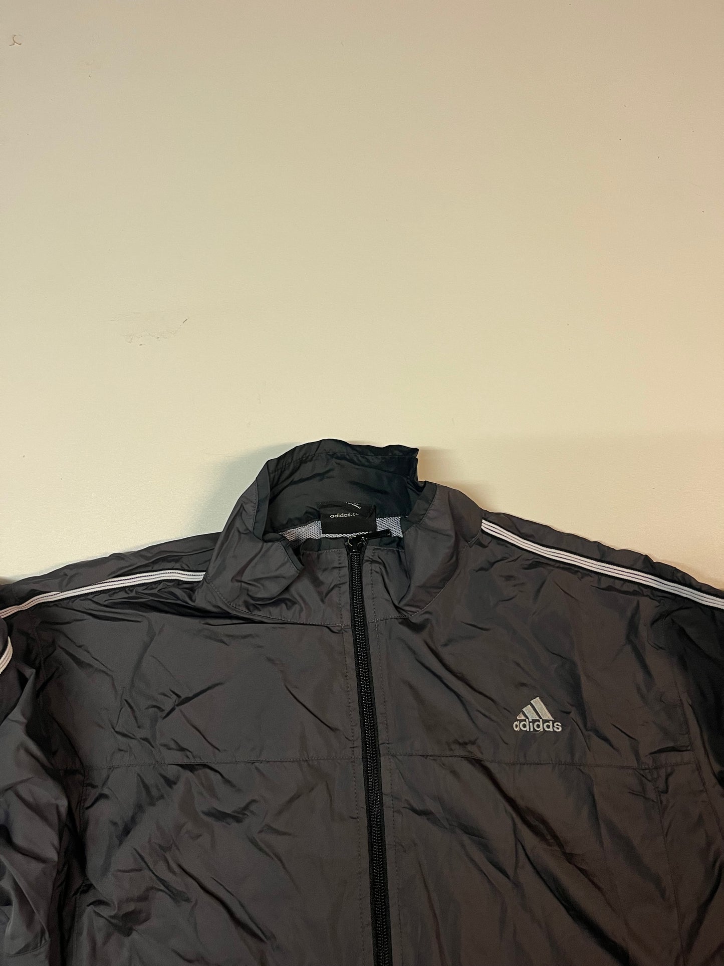 Entdecke unsere Vintage Track Pants von Nike und anderen Marken, erhältlich bei Valuxery.de - Dein Shop für trendige Vintage - Kleidung. Unsere Track Pants sind aus hochwertigen Materialien und