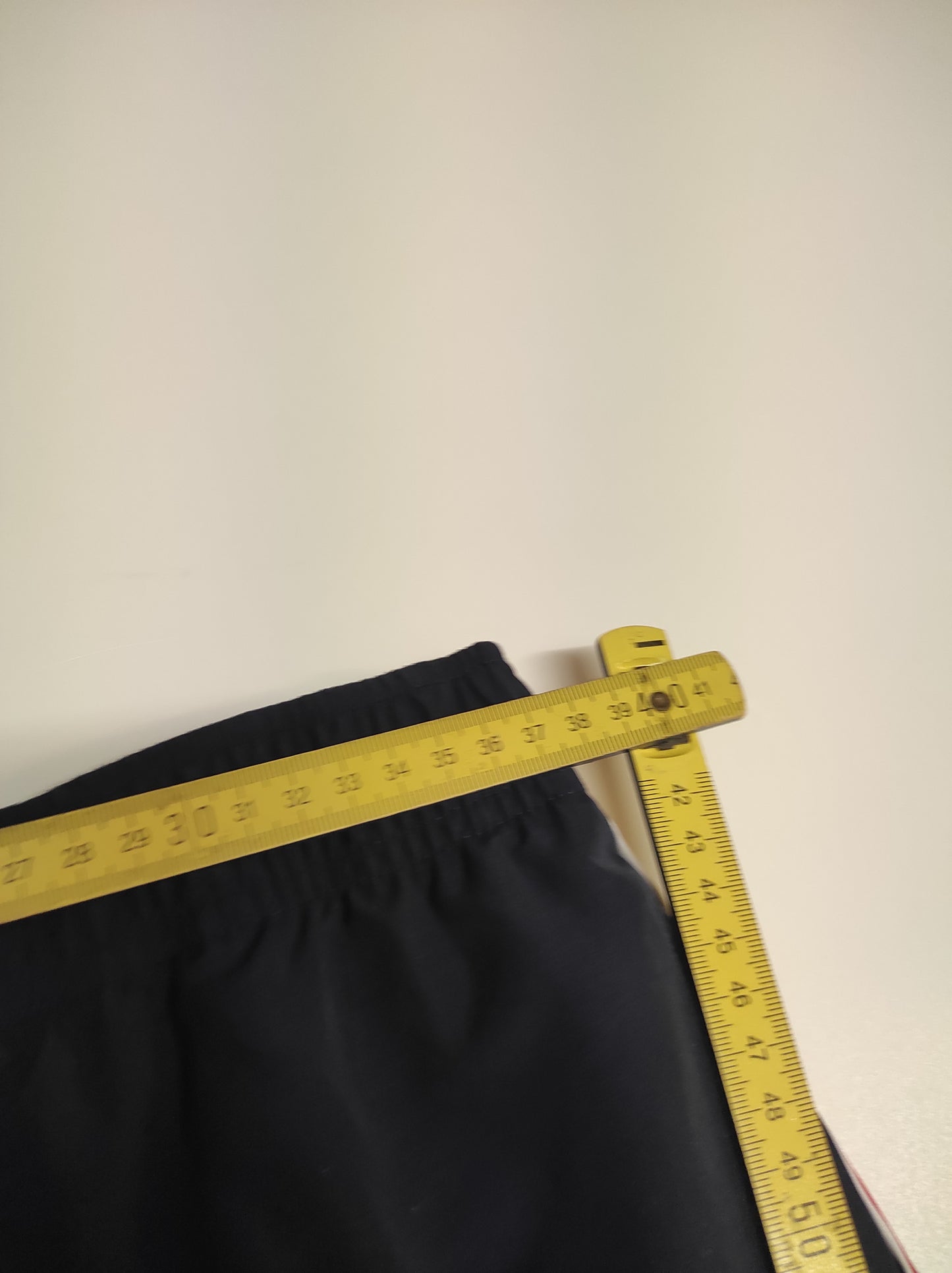 Entdecke unsere Vintage Track Pants von Nike und anderen Marken, erhältlich bei Valuxery.de - Dein Shop für trendige Vintage - Kleidung. Unsere Track Pants sind aus hochwertigen Materialien und