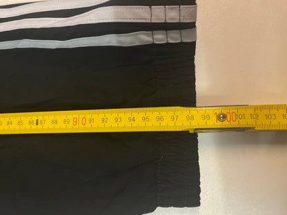 Entdecke unsere Vintage Track Pants von Nike und anderen Marken, erhältlich bei Valuxery.de - Dein Shop für trendige Vintage - Kleidung. Unsere Track Pants sind aus hochwertigen Materialien und