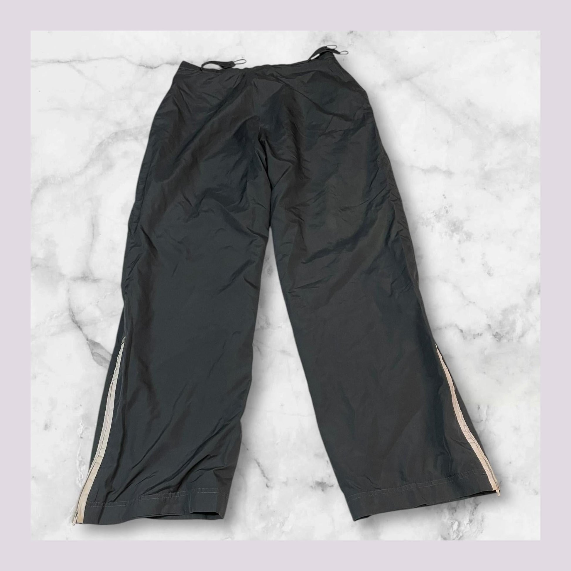 Entdecke unsere Vintage Track Pants von Nike und anderen Marken, erhältlich bei Valuxery.de - Dein Shop für trendige Vintage - Kleidung. Unsere Track Pants sind aus hochwertigen Materialien und