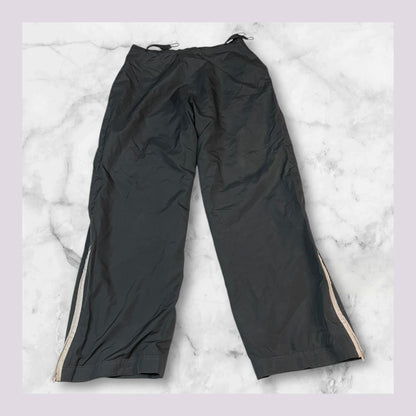 Entdecke unsere Vintage Track Pants von Nike und anderen Marken, erhältlich bei Valuxery.de - Dein Shop für trendige Vintage - Kleidung. Unsere Track Pants sind aus hochwertigen Materialien und