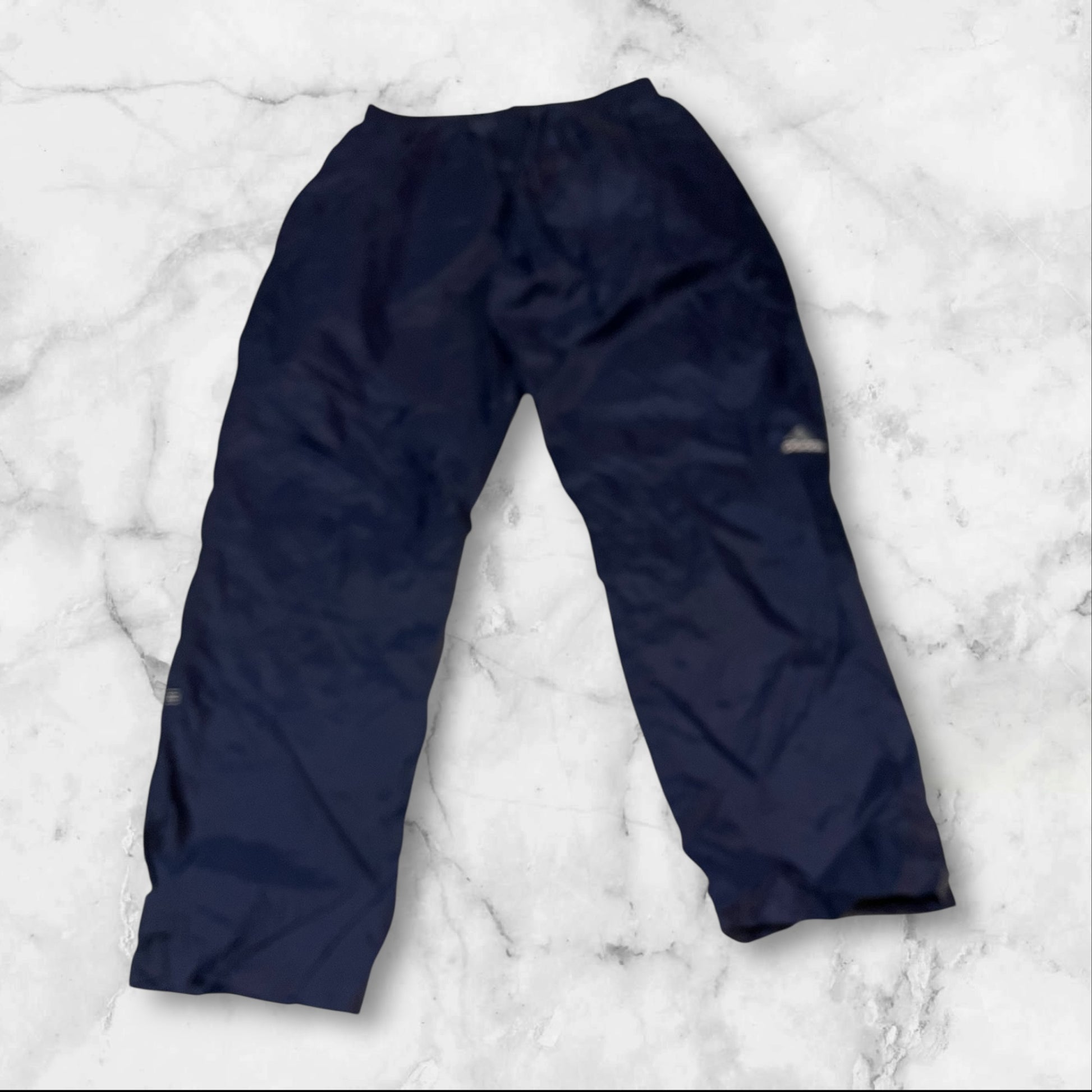 Entdecke unsere Vintage Track Pants von Nike und anderen Marken, erhältlich bei Valuxery.de - Dein Shop für trendige Vintage - Kleidung. Unsere Track Pants sind aus hochwertigen Materialien und