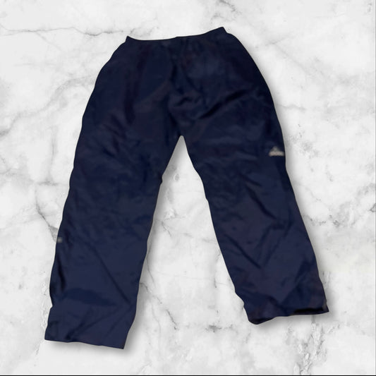 Entdecke unsere Vintage Track Pants von Nike und anderen Marken, erhältlich bei Valuxery.de - Dein Shop für trendige Vintage - Kleidung. Unsere Track Pants sind aus hochwertigen Materialien und