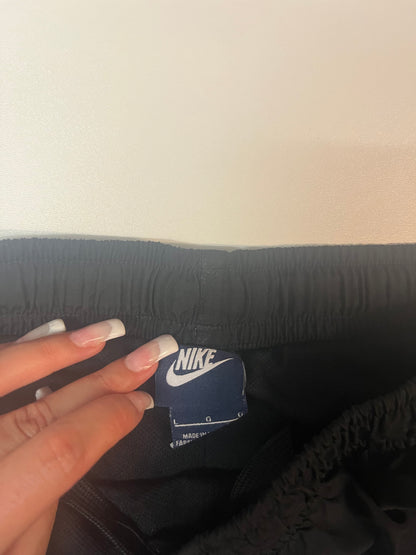 Entdecke unsere Vintage Track Pants von Nike und anderen Marken, erhältlich bei Valuxery.de - Dein Shop für trendige Vintage - Kleidung. Unsere Track Pants sind aus hochwertigen Materialien und