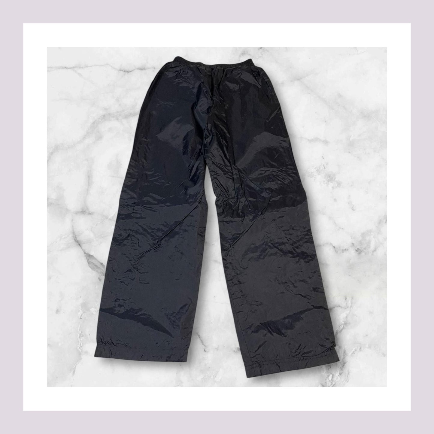 Entdecke unsere Vintage Track Pants von Nike und anderen Marken, erhältlich bei Valuxery.de - Dein Shop für trendige Vintage - Kleidung. Unsere Track Pants sind aus hochwertigen Materialien und