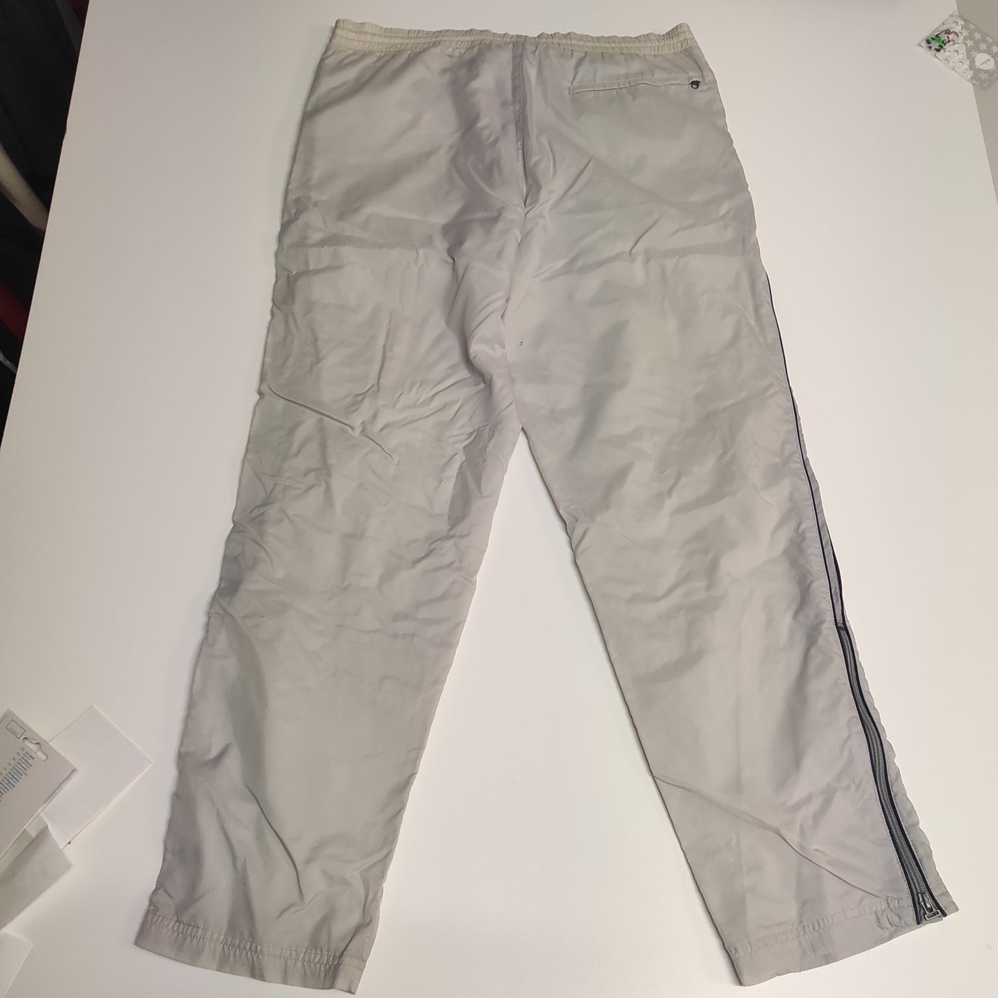Entdecke unsere Vintage Track Pants von Nike und anderen Marken, erhältlich bei Valuxery.de - Dein Shop für trendige Vintage - Kleidung. Unsere Track Pants sind aus hochwertigen Materialien und