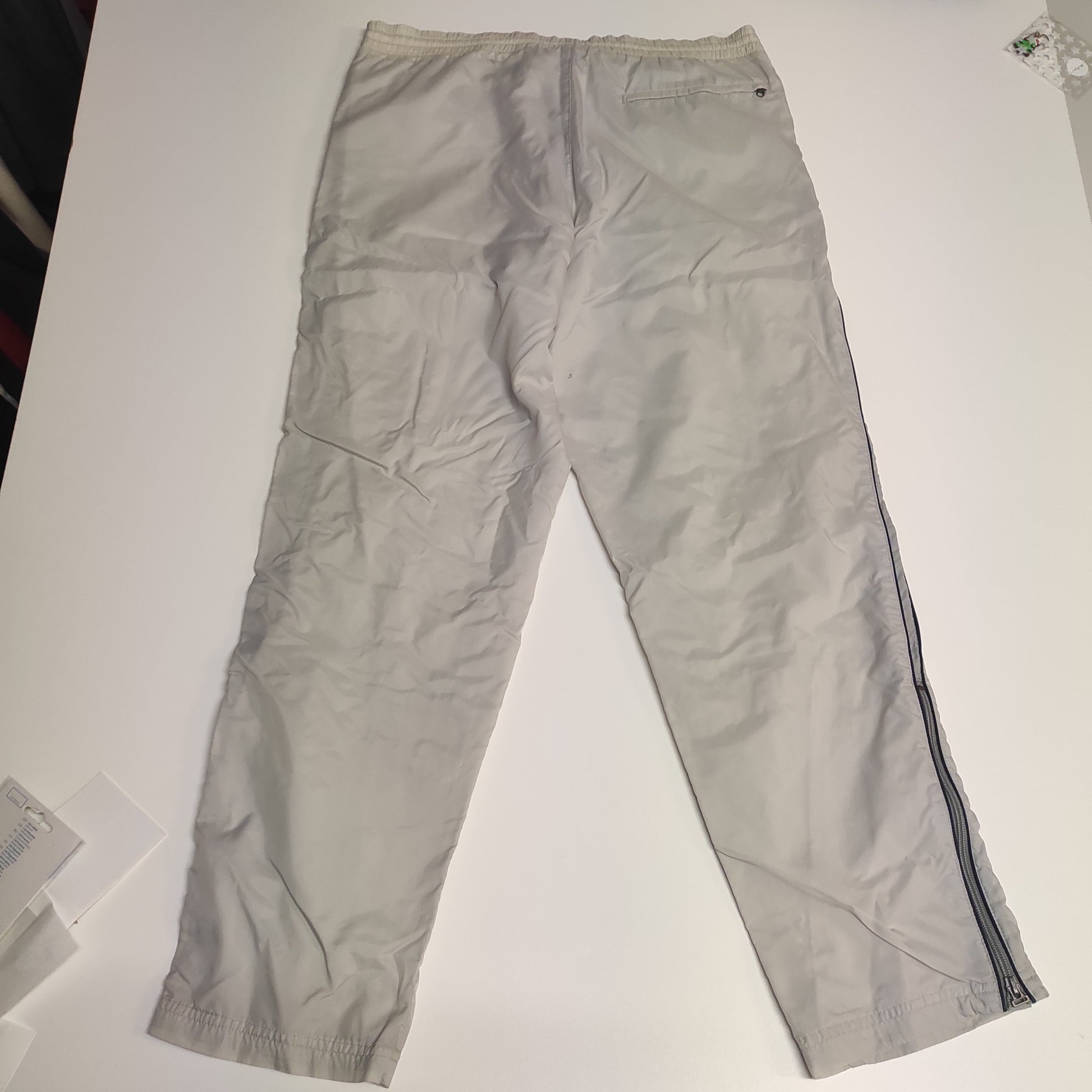 Entdecke unsere Vintage Track Pants von Nike und anderen Marken, erhältlich bei Valuxery.de - Dein Shop für trendige Vintage - Kleidung. Unsere Track Pants sind aus hochwertigen Materialien und