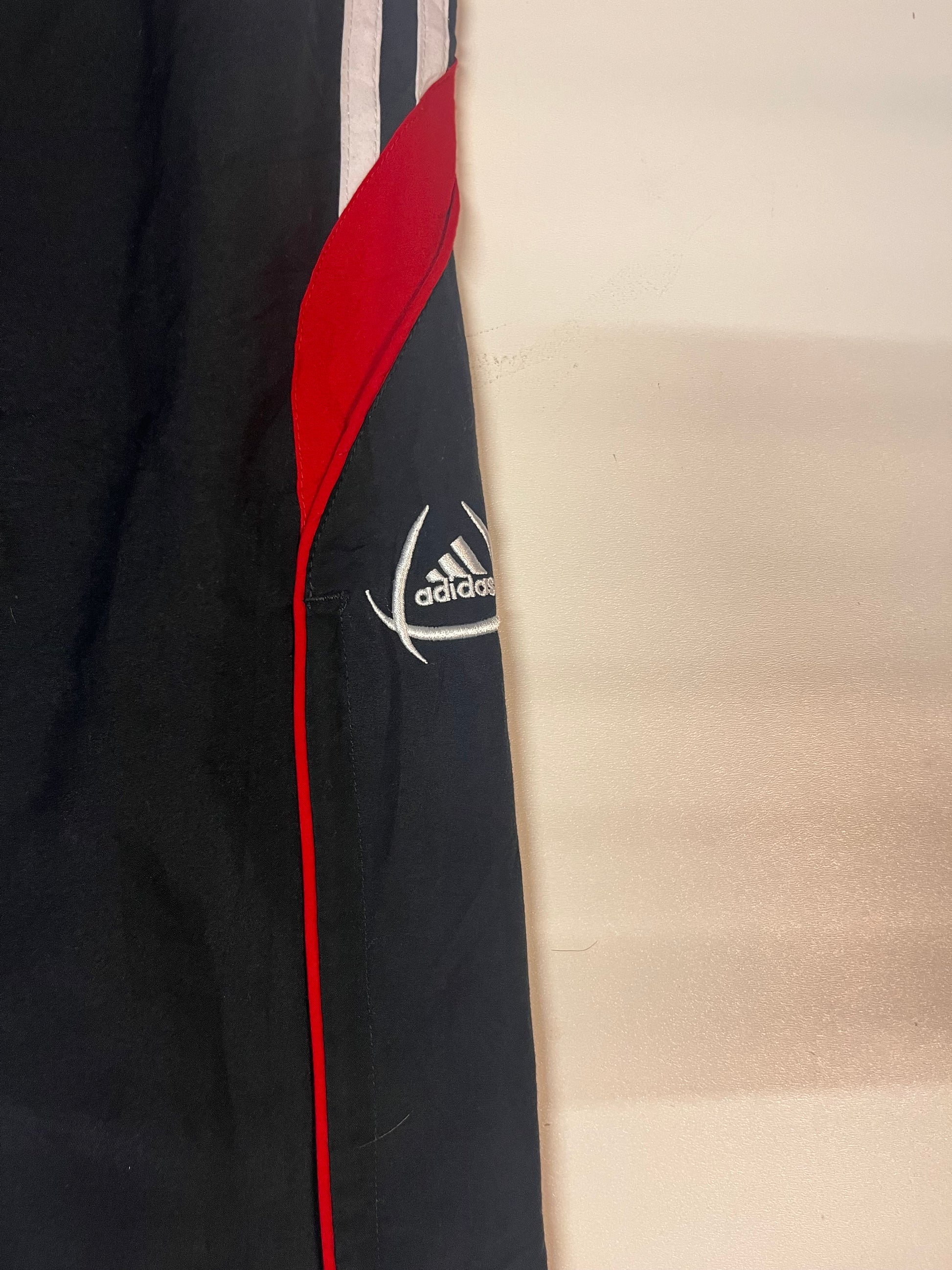 Entdecke unsere Vintage Track Pants von Nike und anderen Marken, erhältlich bei Valuxery.de - Dein Shop für trendige Vintage - Kleidung. Unsere Track Pants sind aus hochwertigen Materialien und