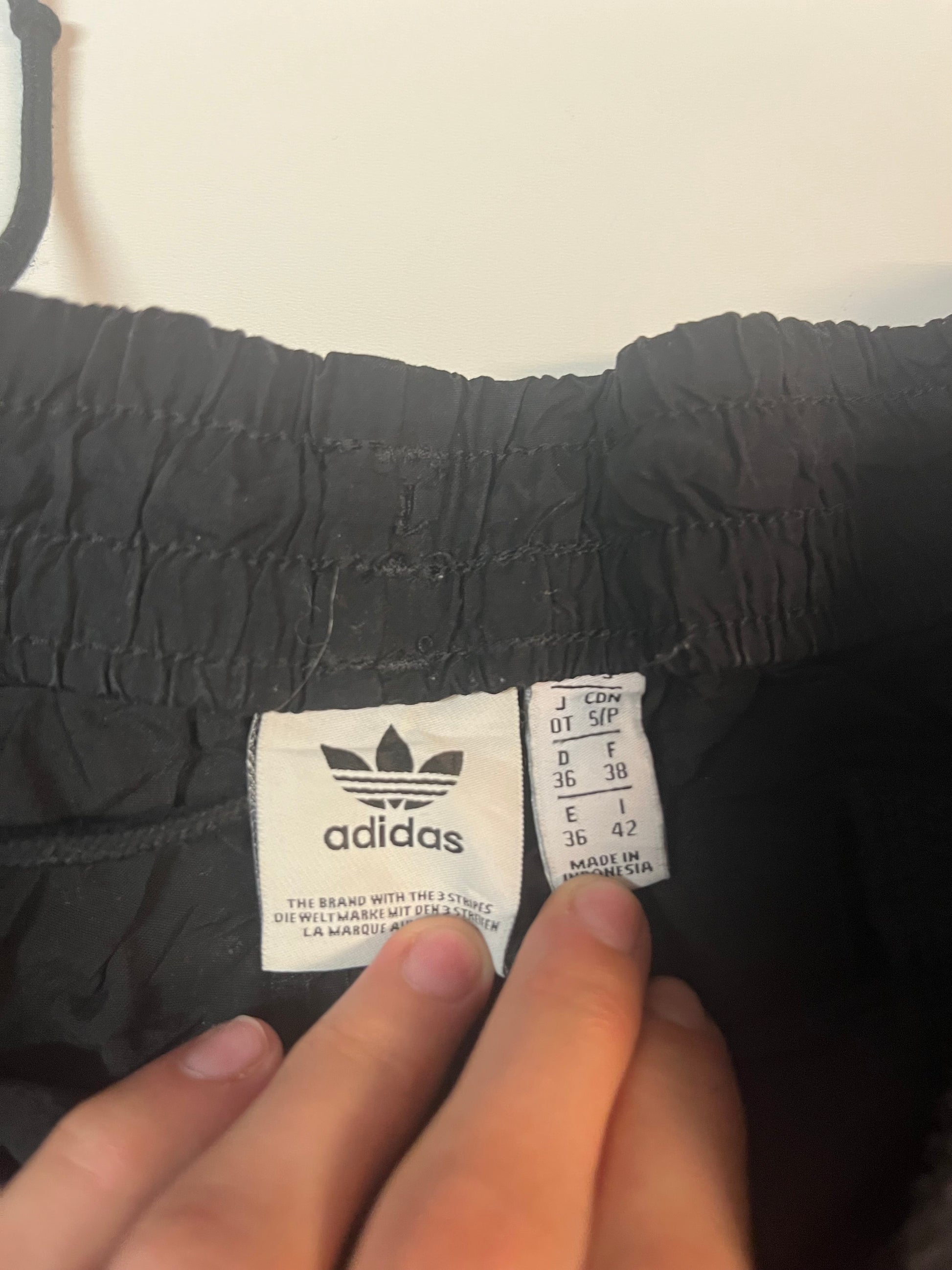 Entdecke unsere Vintage Track Pants von Nike und anderen Marken, erhältlich bei Valuxery.de - Dein Shop für trendige Vintage - Kleidung. Unsere Track Pants sind aus hochwertigen Materialien und