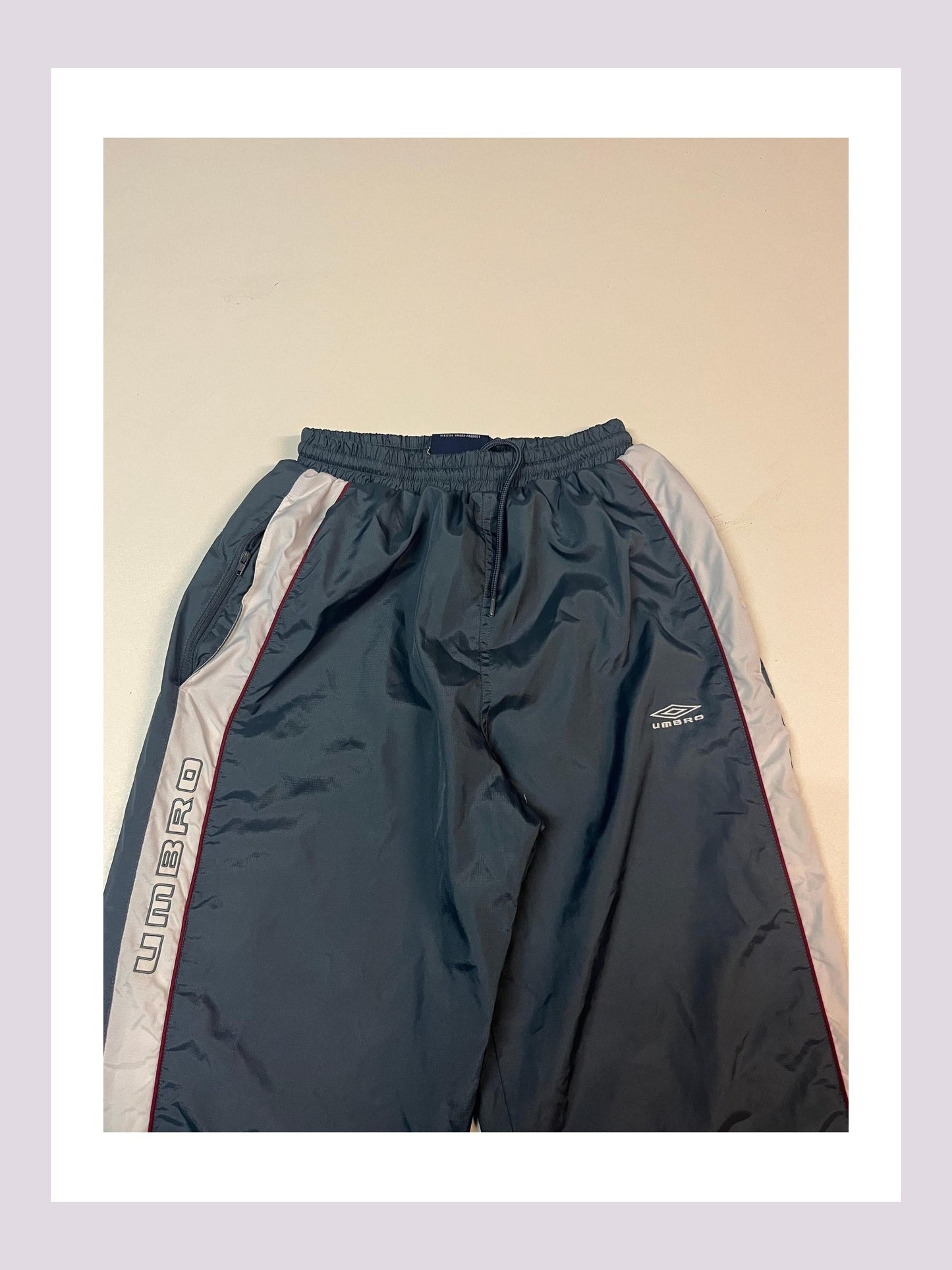 Entdecke unsere Vintage Track Pants von Nike und anderen Marken, erhältlich bei Valuxery.de - Dein Shop für trendige Vintage - Kleidung. Unsere Track Pants sind aus hochwertigen Materialien und