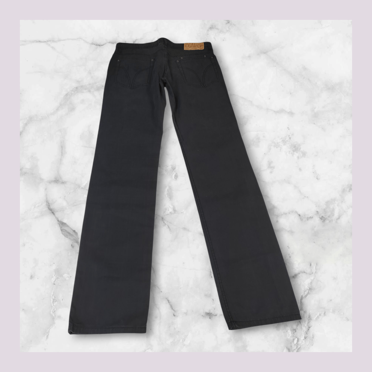 Entdecke unsere Vintage Track Pants von Nike und anderen Marken, erhältlich bei Valuxery.de - Dein Shop für trendige Vintage - Kleidung. Unsere Track Pants sind aus hochwertigen Materialien und