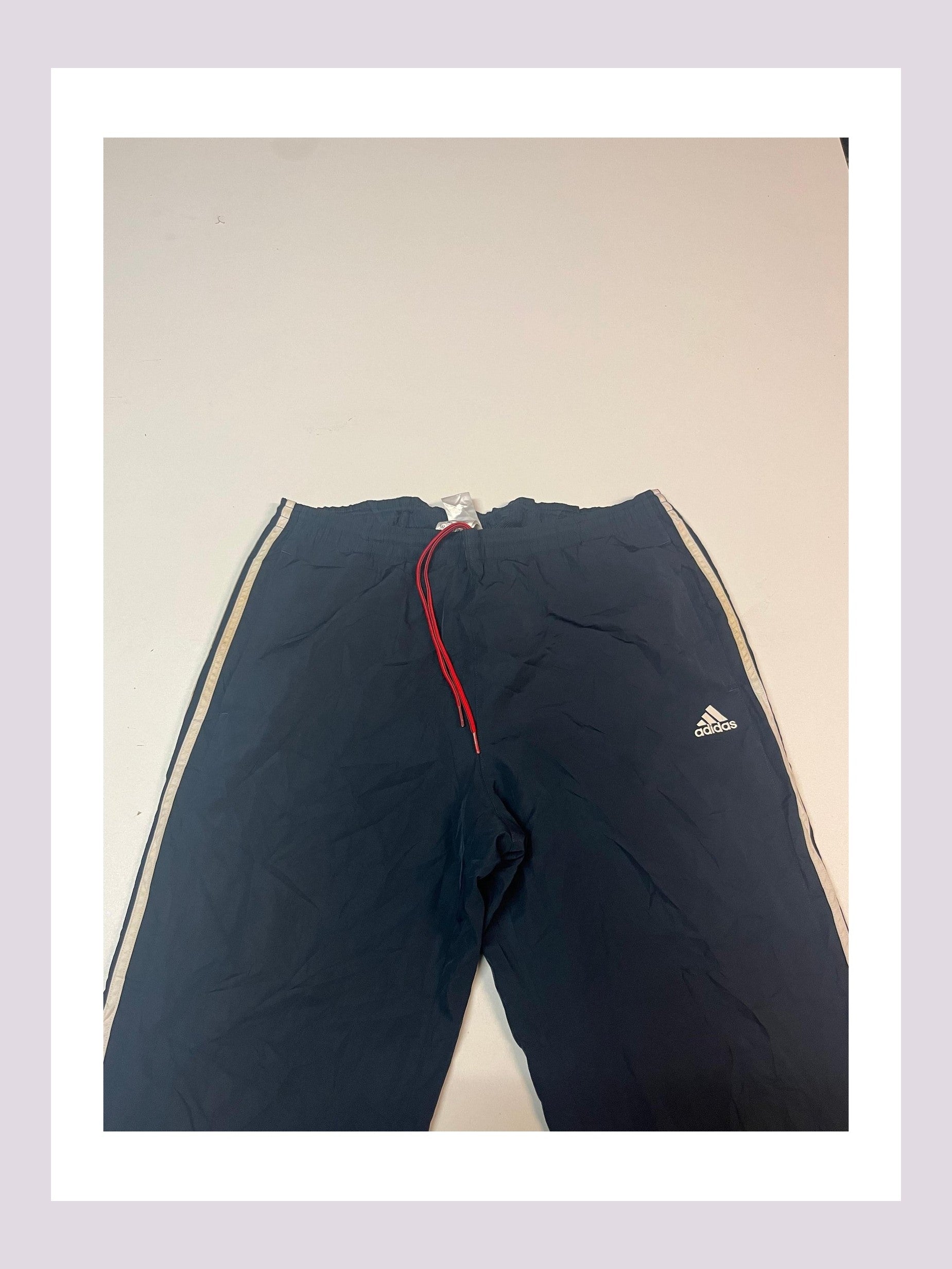 Entdecke unsere Vintage Track Pants von Nike und anderen Marken, erhältlich bei Valuxery.de - Dein Shop für trendige Vintage - Kleidung. Unsere Track Pants sind aus hochwertigen Materialien und
