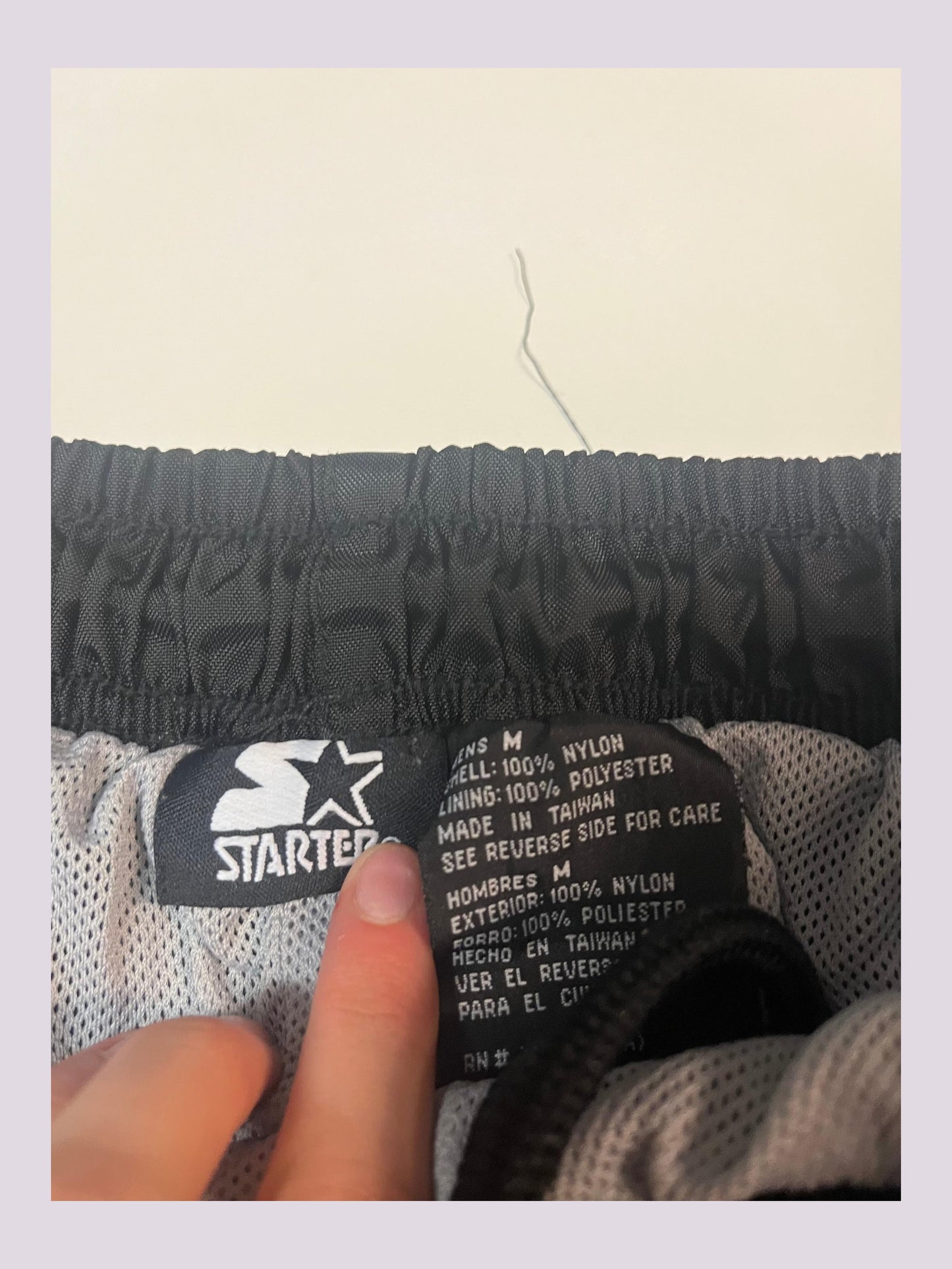 Entdecke unsere Vintage Track Pants von Nike und anderen Marken, erhältlich bei Valuxery.de - Dein Shop für trendige Vintage - Kleidung. Unsere Track Pants sind aus hochwertigen Materialien und