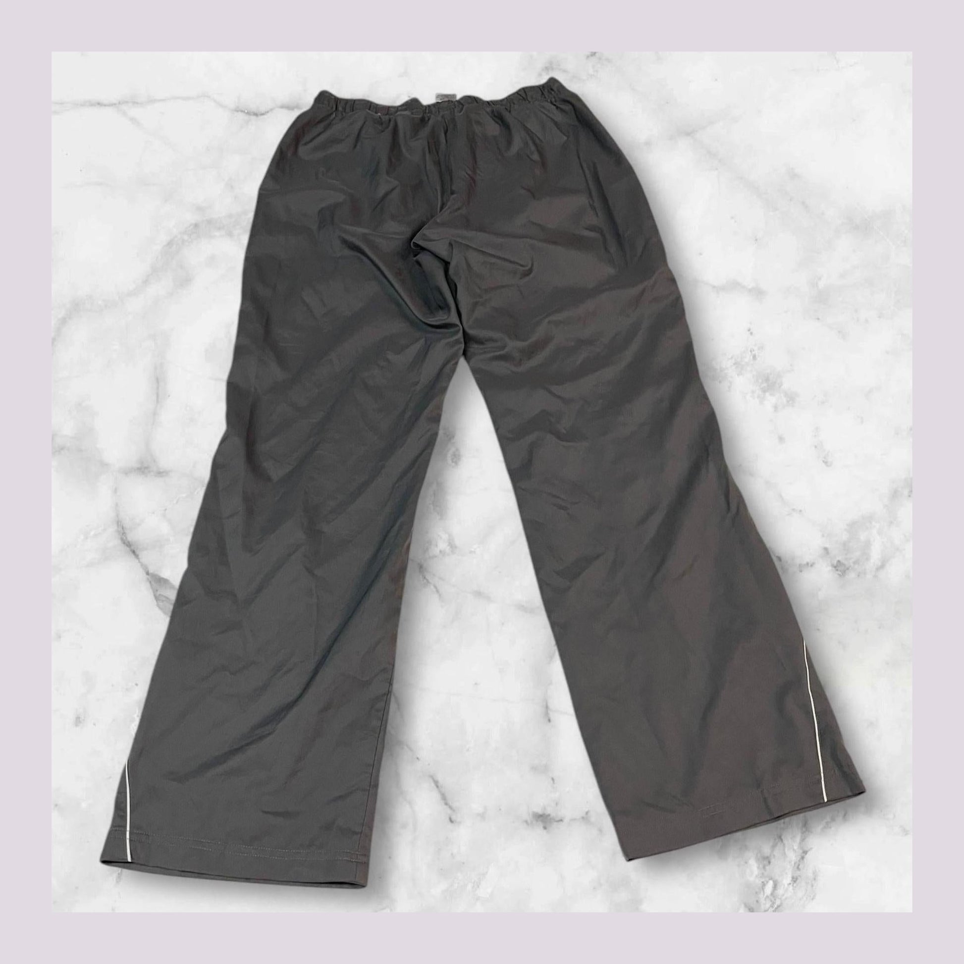 Entdecke unsere Vintage Track Pants von Nike und anderen Marken, erhältlich bei Valuxery.de - Dein Shop für trendige Vintage - Kleidung. Unsere Track Pants sind aus hochwertigen Materialien und