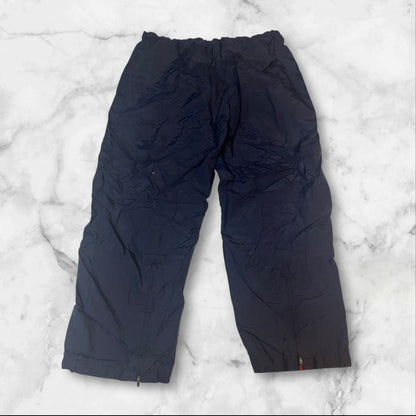 Entdecke unsere Vintage Track Pants von Nike und anderen Marken, erhältlich bei Valuxery.de - Dein Shop für trendige Vintage - Kleidung. Unsere Track Pants sind aus hochwertigen Materialien und