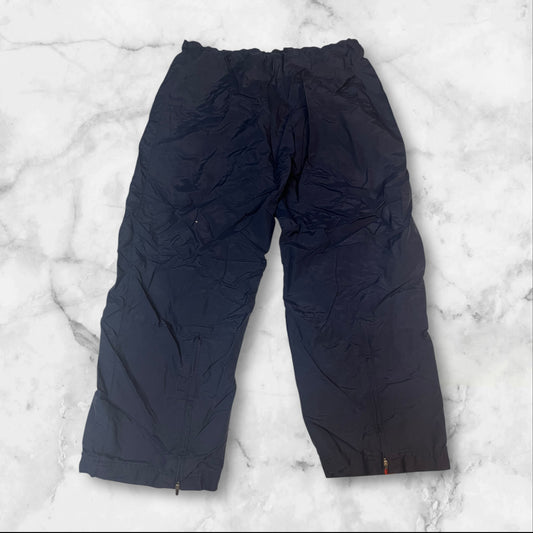 Entdecke unsere Vintage Track Pants von Nike und anderen Marken, erhältlich bei Valuxery.de - Dein Shop für trendige Vintage - Kleidung. Unsere Track Pants sind aus hochwertigen Materialien und