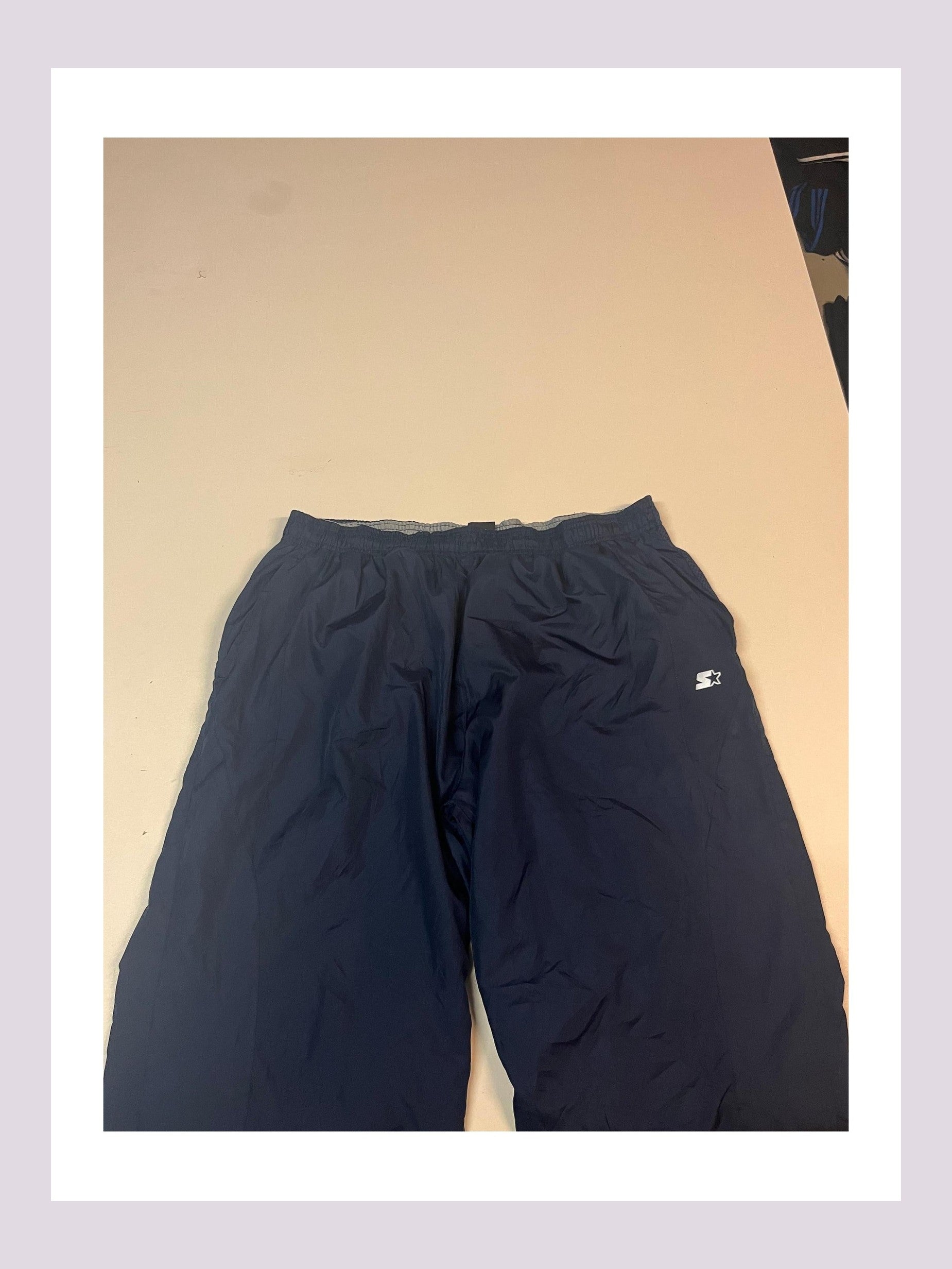 Entdecke unsere Vintage Track Pants von Nike und anderen Marken, erhältlich bei Valuxery.de - Dein Shop für trendige Vintage - Kleidung. Unsere Track Pants sind aus hochwertigen Materialien und