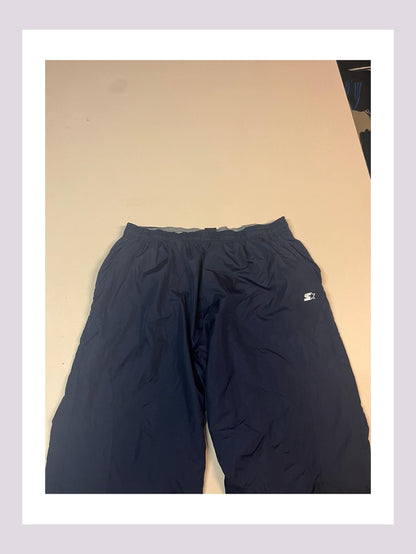 Entdecke unsere Vintage Track Pants von Nike und anderen Marken, erhältlich bei Valuxery.de - Dein Shop für trendige Vintage - Kleidung. Unsere Track Pants sind aus hochwertigen Materialien und