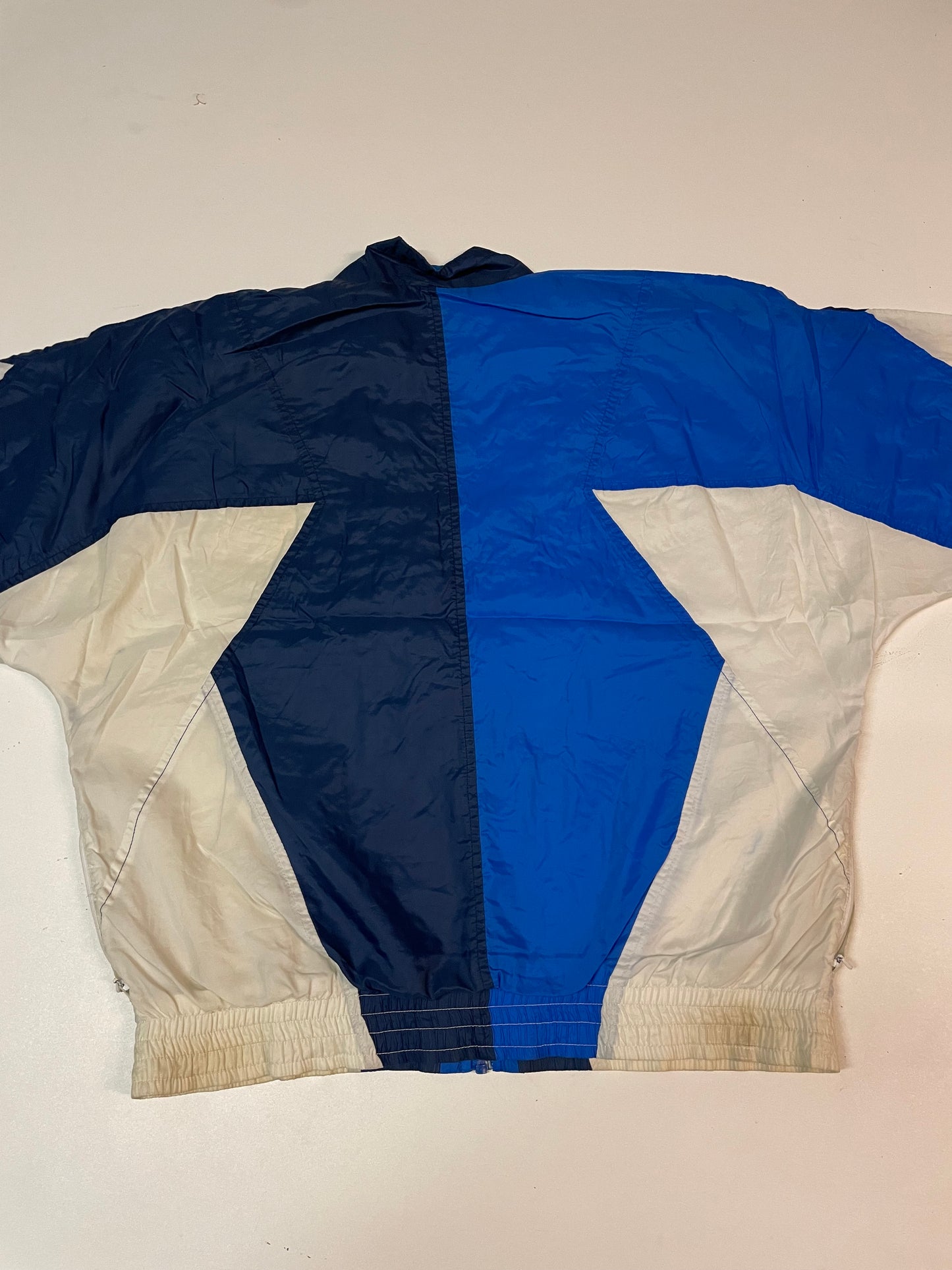 Entdecke unsere Vintage Track Pants von Nike und anderen Marken, erhältlich bei Valuxery.de - Dein Shop für trendige Vintage - Kleidung. Unsere Track Pants sind aus hochwertigen Materialien und