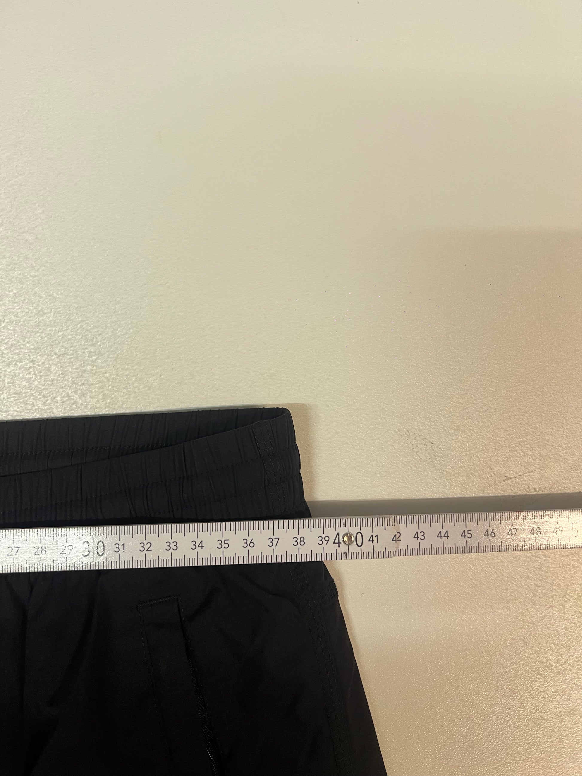 Entdecke unsere Vintage Track Pants von Nike und anderen Marken, erhältlich bei Valuxery.de - Dein Shop für trendige Vintage - Kleidung. Unsere Track Pants sind aus hochwertigen Materialien und