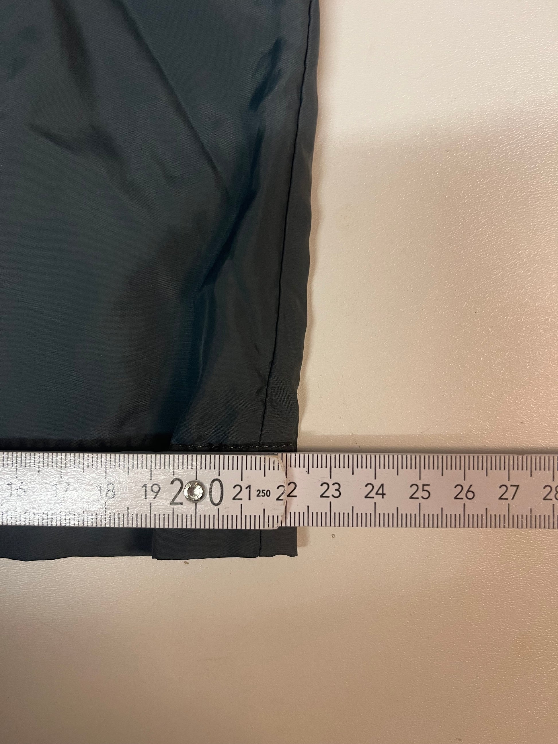 Entdecke unsere Vintage Track Pants von Nike und anderen Marken, erhältlich bei Valuxery.de - Dein Shop für trendige Vintage - Kleidung. Unsere Track Pants sind aus hochwertigen Materialien und