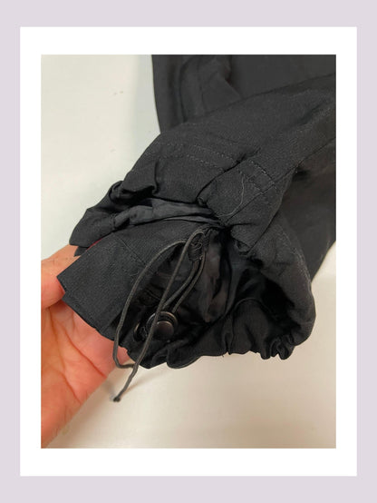 Entdecke unsere Vintage Track Pants von Nike und anderen Marken, erhältlich bei Valuxery.de - Dein Shop für trendige Vintage - Kleidung. Unsere Track Pants sind aus hochwertigen Materialien und