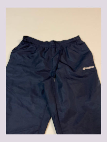 Entdecke unsere Vintage Track Pants von Nike und anderen Marken, erhältlich bei Valuxery.de - Dein Shop für trendige Vintage - Kleidung. Unsere Track Pants sind aus hochwertigen Materialien und