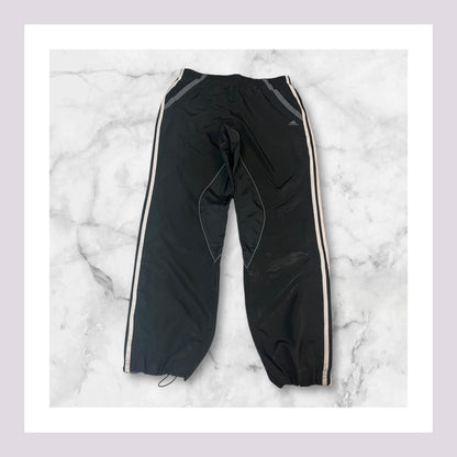 Entdecke unsere Vintage Track Pants von Nike und anderen Marken, erhältlich bei Valuxery.de - Dein Shop für trendige Vintage - Kleidung. Unsere Track Pants sind aus hochwertigen Materialien und