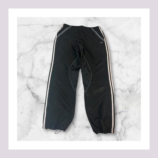 Entdecke unsere Vintage Track Pants von Nike und anderen Marken, erhältlich bei Valuxery.de - Dein Shop für trendige Vintage - Kleidung. Unsere Track Pants sind aus hochwertigen Materialien und