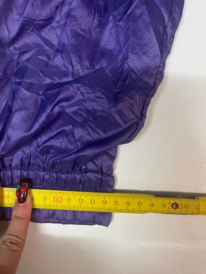 Entdecke unsere Vintage Track Pants von Nike und anderen Marken, erhältlich bei Valuxery.de - Dein Shop für trendige Vintage - Kleidung. Unsere Track Pants sind aus hochwertigen Materialien und