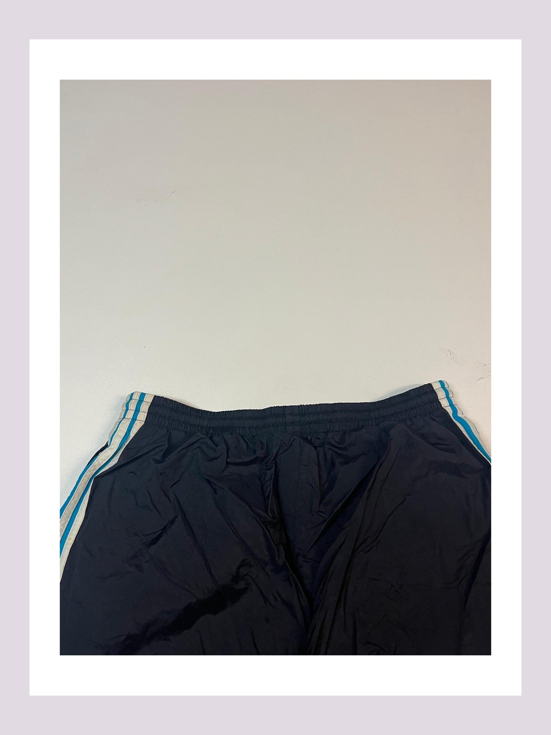 Entdecke unsere Vintage Track Pants von Nike und anderen Marken, erhältlich bei Valuxery.de - Dein Shop für trendige Vintage - Kleidung. Unsere Track Pants sind aus hochwertigen Materialien und