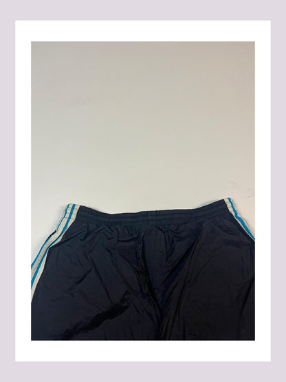 Entdecke unsere Vintage Track Pants von Nike und anderen Marken, erhältlich bei Valuxery.de - Dein Shop für trendige Vintage - Kleidung. Unsere Track Pants sind aus hochwertigen Materialien und