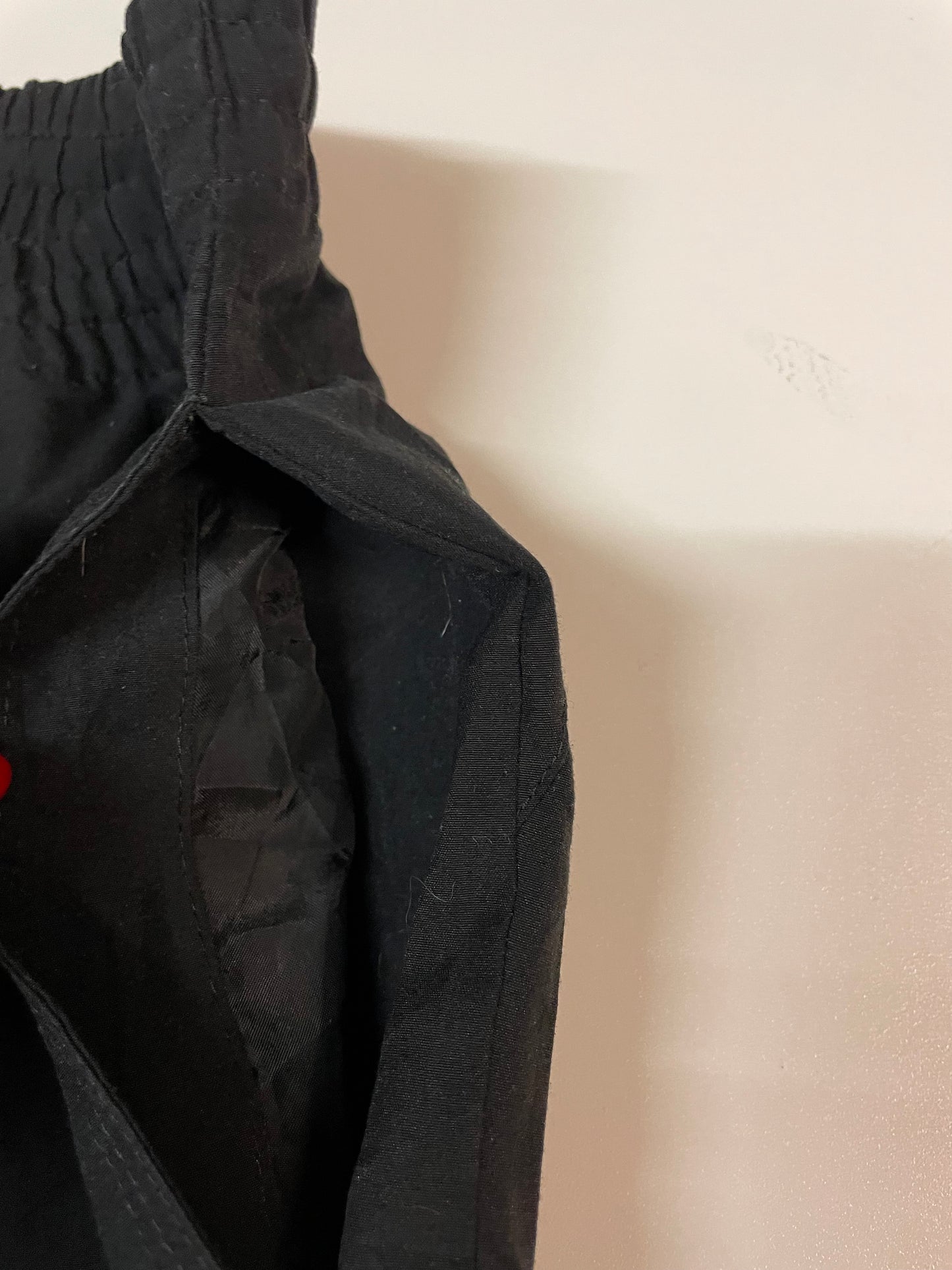 Entdecke unsere Vintage Track Pants von Nike und anderen Marken, erhältlich bei Valuxery.de - Dein Shop für trendige Vintage - Kleidung. Unsere Track Pants sind aus hochwertigen Materialien und