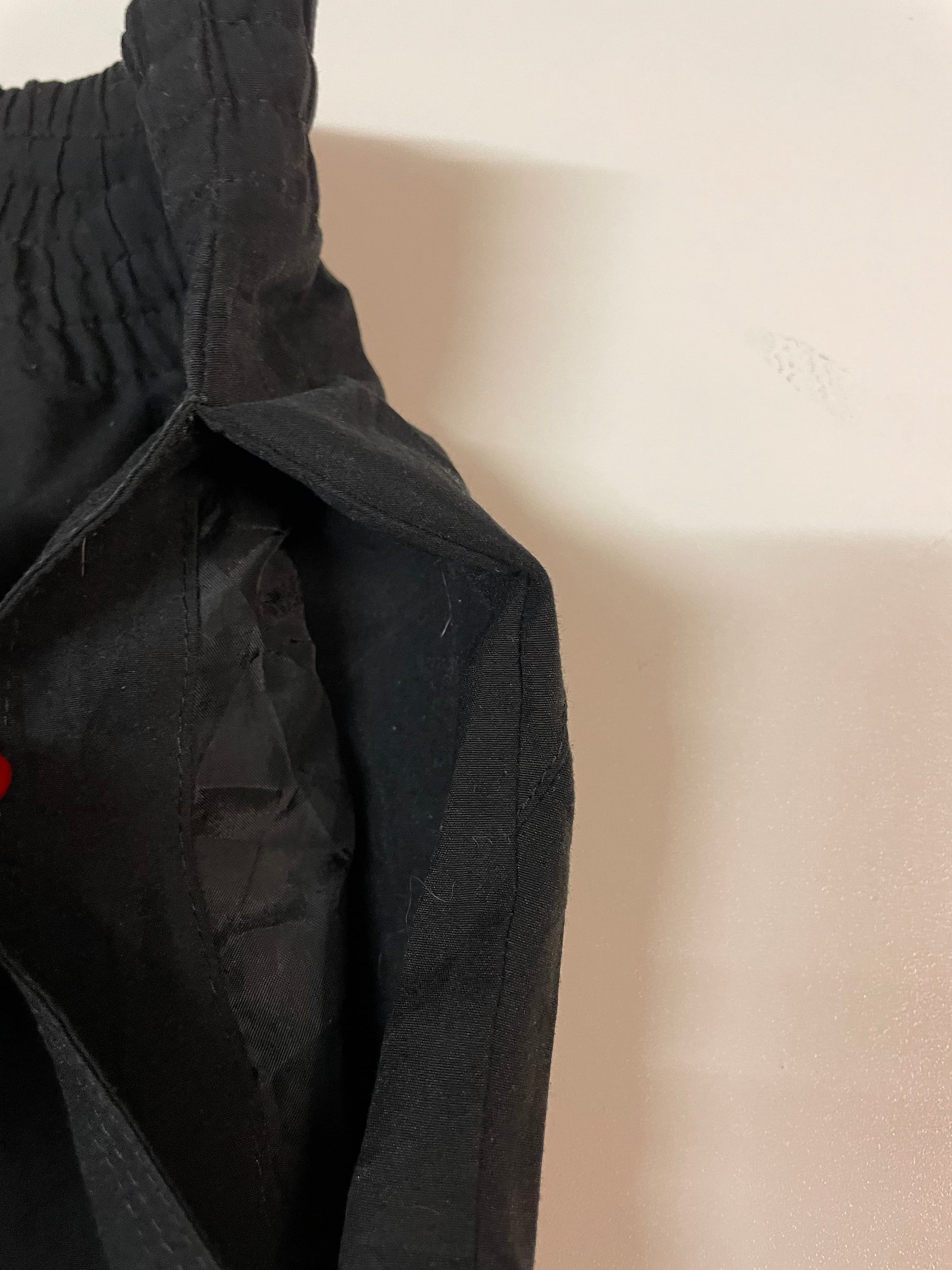 Entdecke unsere Vintage Track Pants von Nike und anderen Marken, erhältlich bei Valuxery.de - Dein Shop für trendige Vintage - Kleidung. Unsere Track Pants sind aus hochwertigen Materialien und