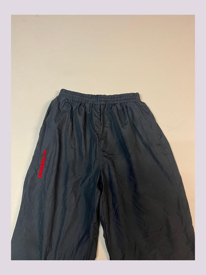 Entdecke unsere Vintage Track Pants von Nike und anderen Marken, erhältlich bei Valuxery.de - Dein Shop für trendige Vintage - Kleidung. Unsere Track Pants sind aus hochwertigen Materialien und