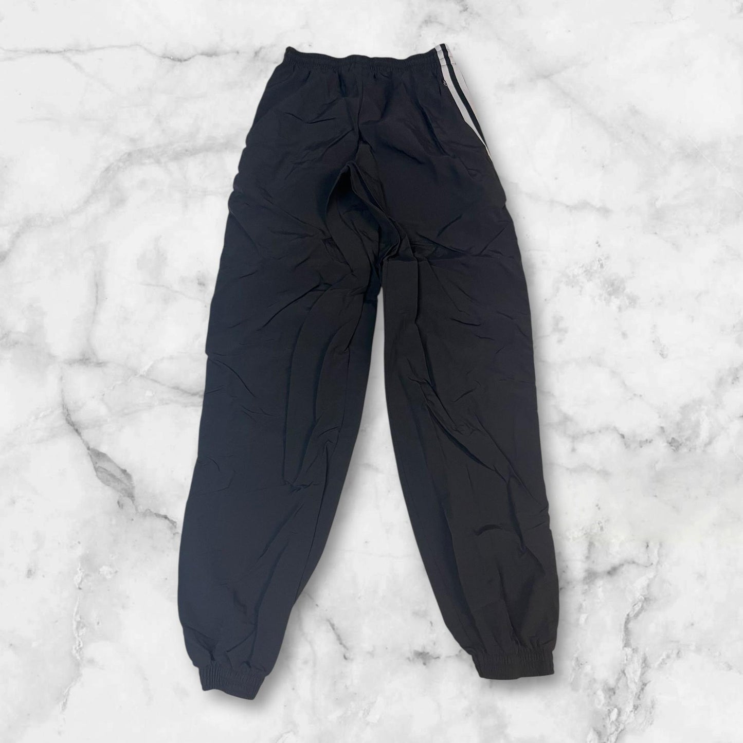 Entdecke unsere Vintage Track Pants von Nike und anderen Marken, erhältlich bei Valuxery.de - Dein Shop für trendige Vintage - Kleidung. Unsere Track Pants sind aus hochwertigen Materialien und