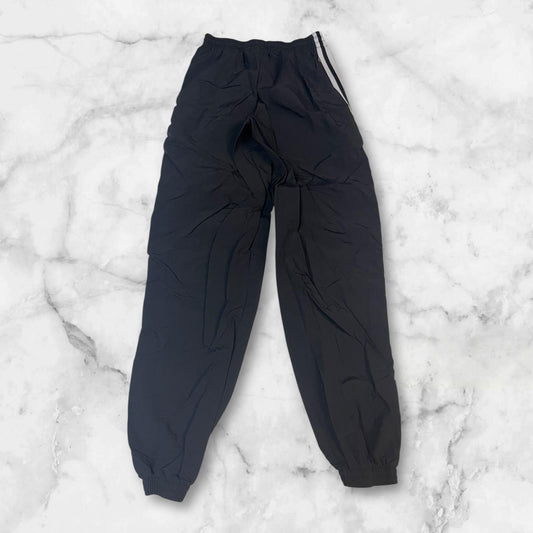 Entdecke unsere Vintage Track Pants von Nike und anderen Marken, erhältlich bei Valuxery.de - Dein Shop für trendige Vintage - Kleidung. Unsere Track Pants sind aus hochwertigen Materialien und
