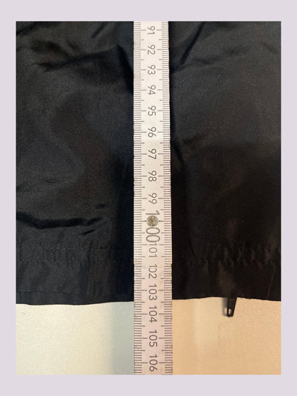 Entdecke unsere Vintage Track Pants von Nike und anderen Marken, erhältlich bei Valuxery.de - Dein Shop für trendige Vintage - Kleidung. Unsere Track Pants sind aus hochwertigen Materialien und