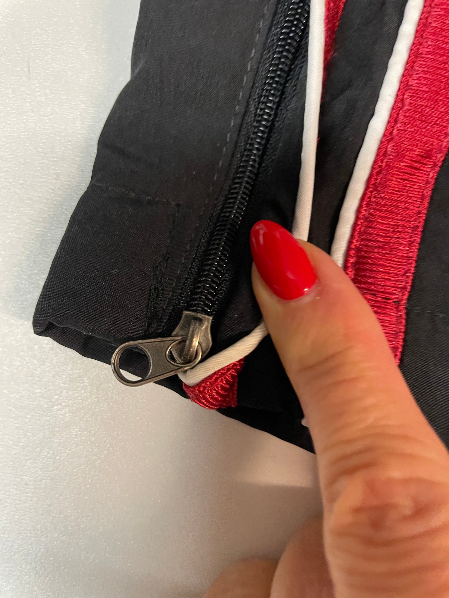 Entdecke unsere Vintage Track Pants von Nike und anderen Marken, erhältlich bei Valuxery.de - Dein Shop für trendige Vintage - Kleidung. Unsere Track Pants sind aus hochwertigen Materialien und