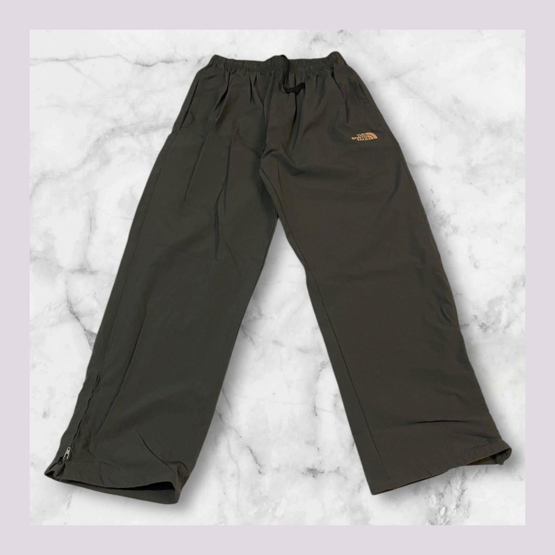 Entdecke unsere Vintage Track Pants von Nike und anderen Marken, erhältlich bei Valuxery.de - Dein Shop für trendige Vintage - Kleidung. Unsere Track Pants sind aus hochwertigen Materialien und