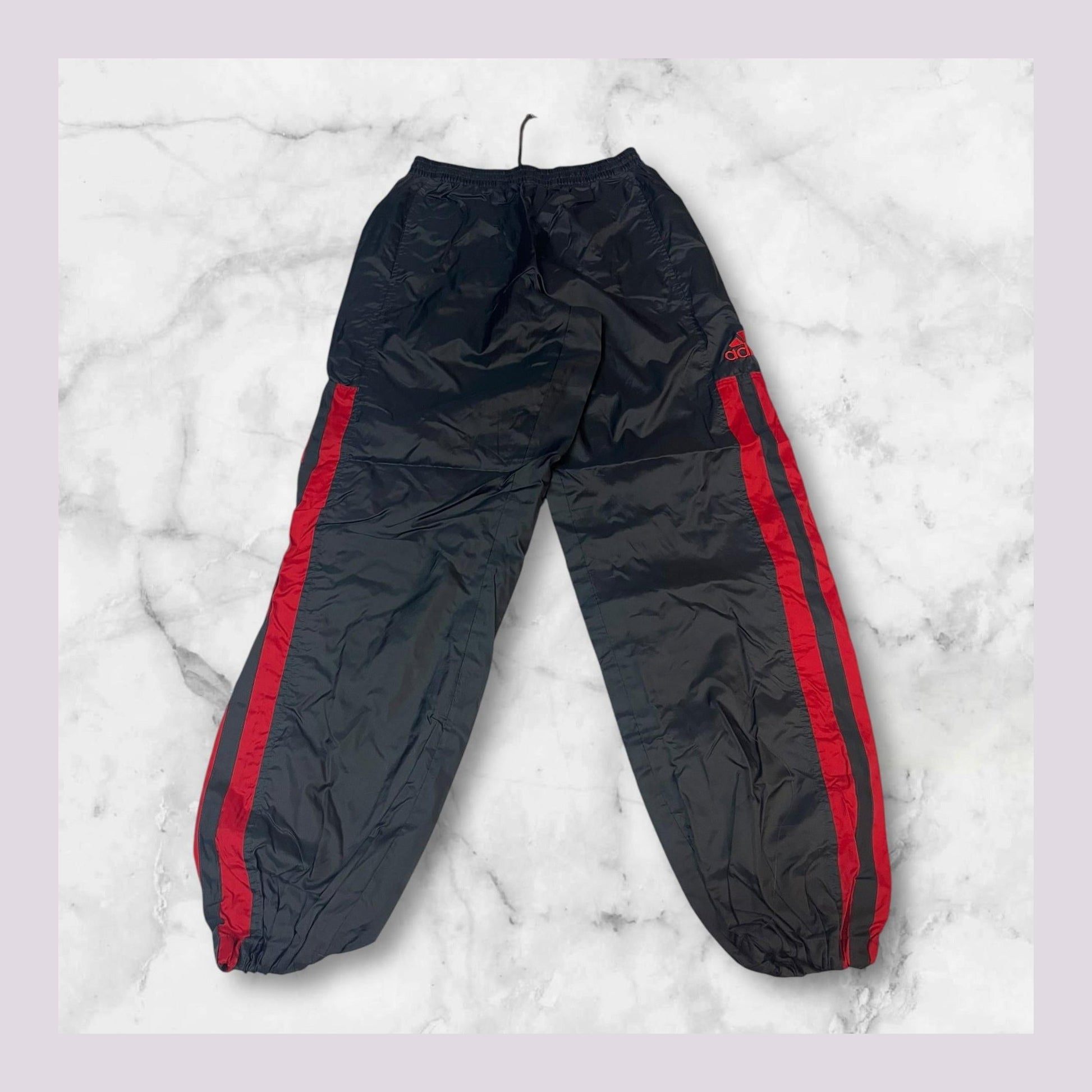 Entdecke unsere Vintage Track Pants von Nike und anderen Marken, erhältlich bei Valuxery.de - Dein Shop für trendige Vintage - Kleidung. Unsere Track Pants sind aus hochwertigen Materialien und