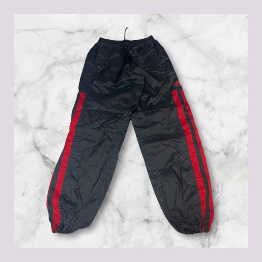 Entdecke unsere Vintage Track Pants von Nike und anderen Marken, erhältlich bei Valuxery.de - Dein Shop für trendige Vintage - Kleidung. Unsere Track Pants sind aus hochwertigen Materialien und