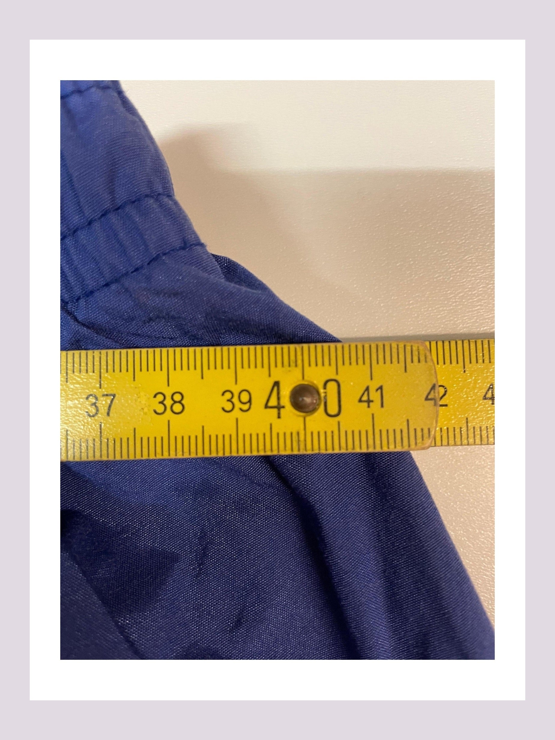 Entdecke unsere Vintage Track Pants von Nike und anderen Marken, erhältlich bei Valuxery.de - Dein Shop für trendige Vintage - Kleidung. Unsere Track Pants sind aus hochwertigen Materialien und