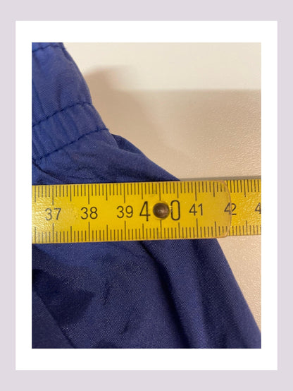 Entdecke unsere Vintage Track Pants von Nike und anderen Marken, erhältlich bei Valuxery.de - Dein Shop für trendige Vintage - Kleidung. Unsere Track Pants sind aus hochwertigen Materialien und