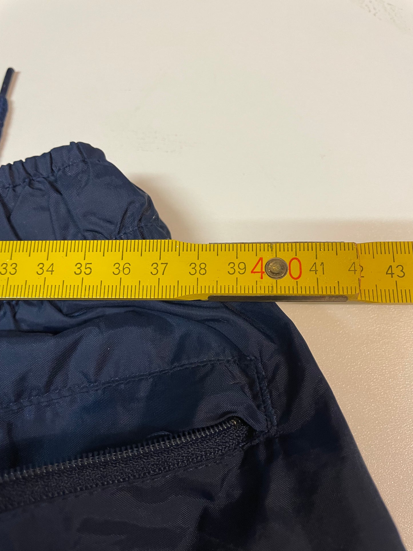 Entdecke unsere Vintage Track Pants von Nike und anderen Marken, erhältlich bei Valuxery.de - Dein Shop für trendige Vintage - Kleidung. Unsere Track Pants sind aus hochwertigen Materialien und