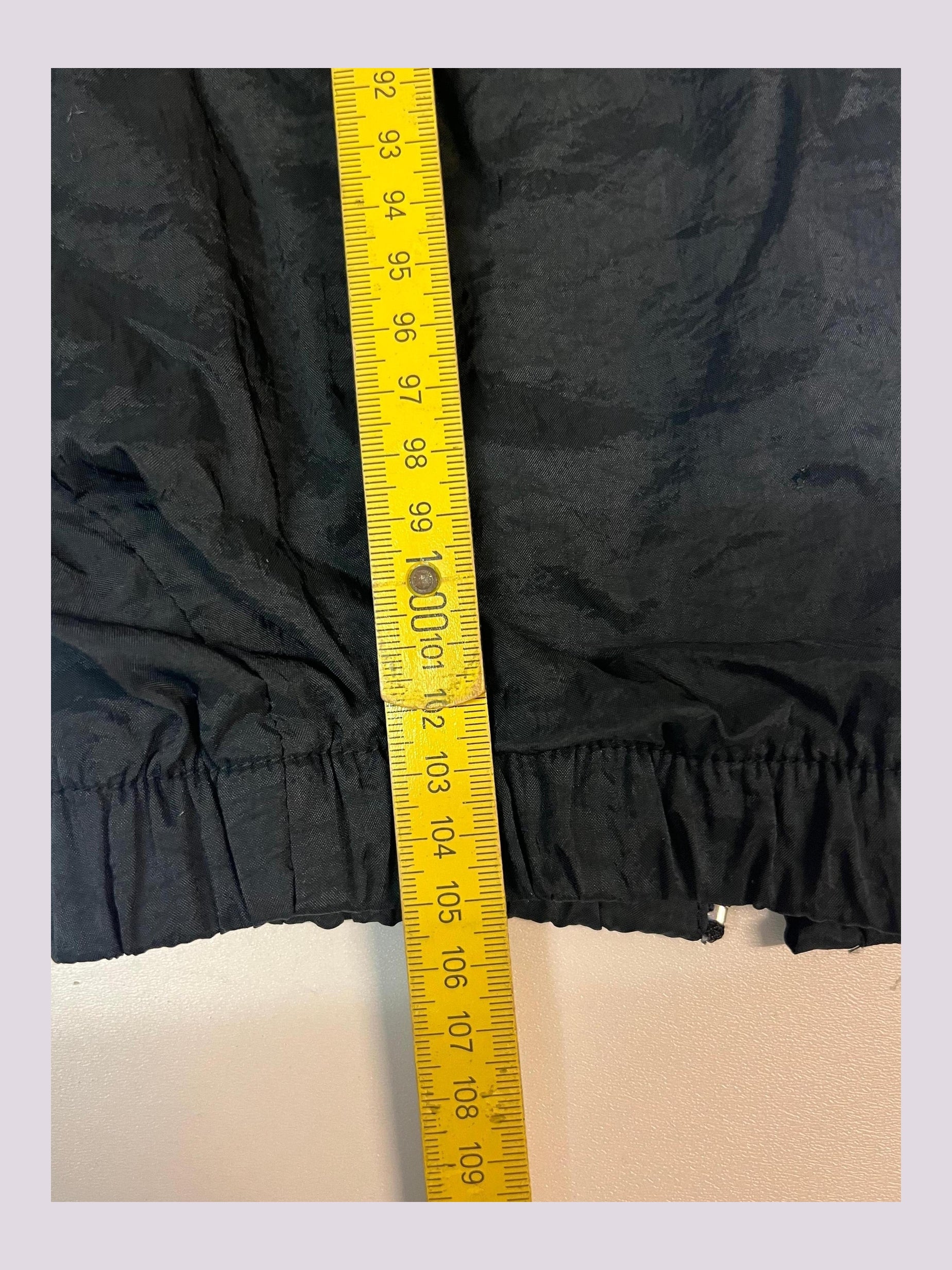 Entdecke unsere Vintage Track Pants von Nike und anderen Marken, erhältlich bei Valuxery.de - Dein Shop für trendige Vintage - Kleidung. Unsere Track Pants sind aus hochwertigen Materialien und